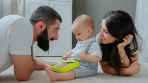 Pais ensinando filho as primeiras palavras