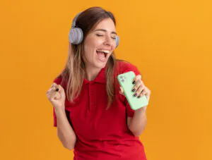 Mulher usando aplicativo de karaokê para cantar