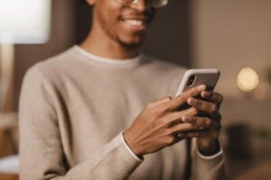 Homem acessando celular remotamente